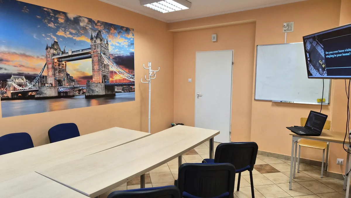 Sala szkoleniowa z telewizorem, tablicą suchościeralną i wieszakiem — fototapeta z Tower Bridge o zachodzie słońca
