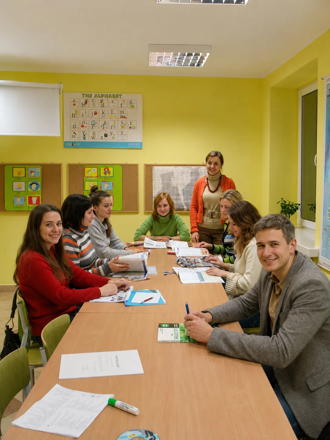 Dorośli na zajęciach językowych w English Colours — kurs grupowy